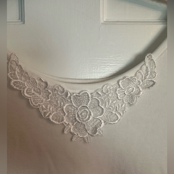 Bridge Gate White Sleeveless Tank With Floral Lace Embellishment Size Large - Picture 2 of 4